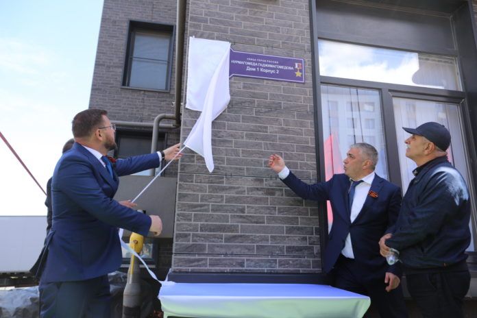 EAE095FB-5CB1-47E2-BFE1-701041D0E9A8