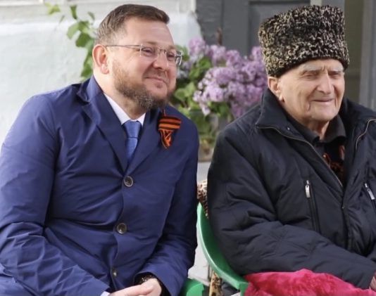 Мэрия Махачкалы организовала праздничный концерт для ветерана Магомеда Кудаева