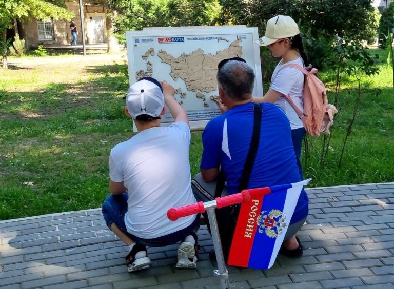 Махачкалинские семьи приняли участие в сборе спилс-карт России и Дагестана