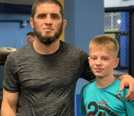 Мальчику из Донбасса организовали встречу с дагестанским бойцом