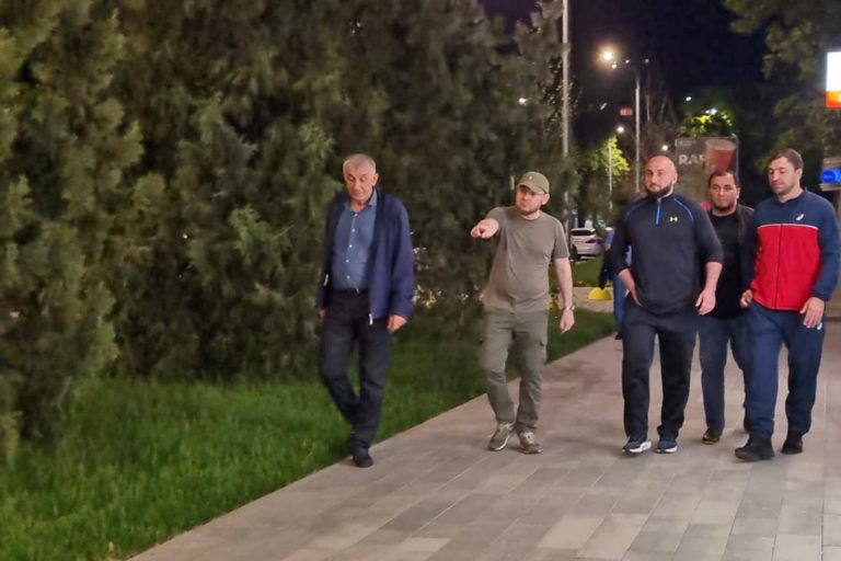Предпринимателям, оставляющим мусор на тротуаре, пригрозили жесткими мерами