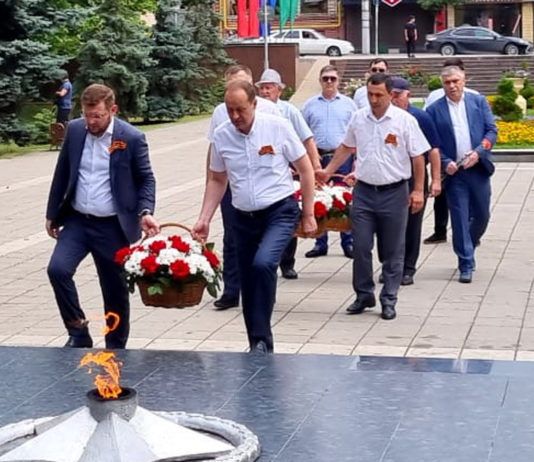 Возложение цветов к памятнику Воину-освободителю