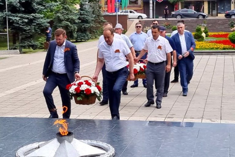 Возложение цветов к памятнику Воину-освободителю