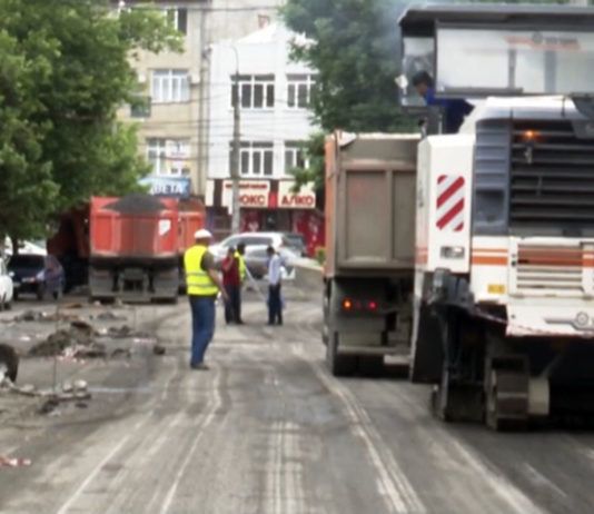 По улице Батырая отремонтируют изношенное дорожное полотно