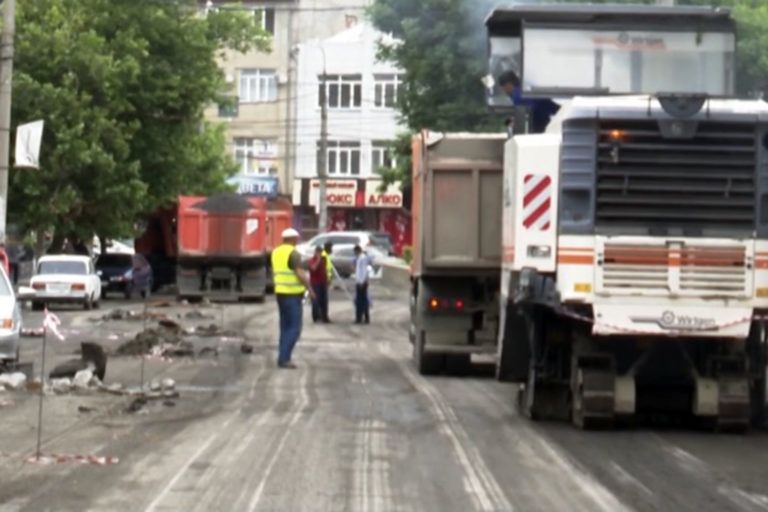 По улице Батырая отремонтируют изношенное дорожное полотно