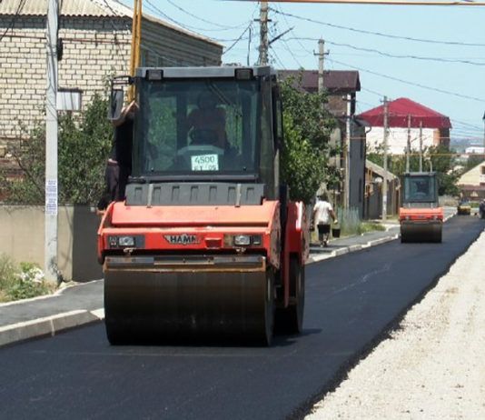 На улице Карабудахкентской приступили к укладке асфальта