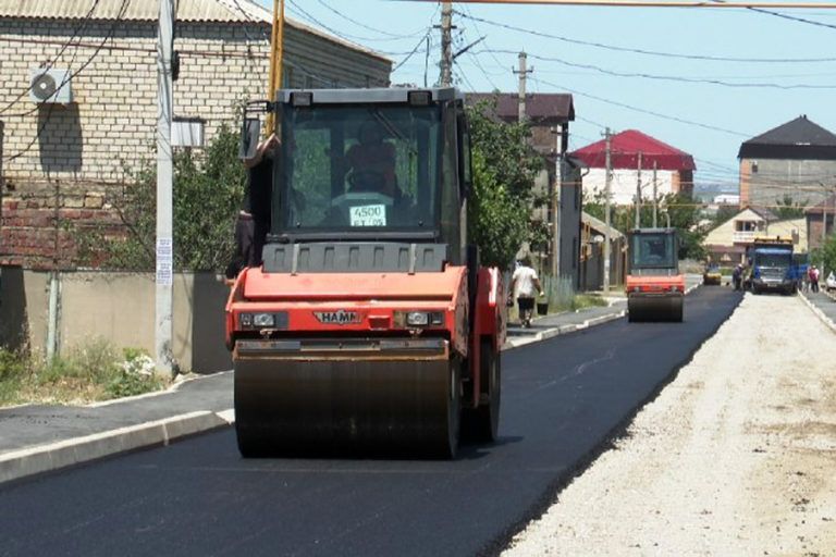 На улице Карабудахкентской приступили к укладке асфальта
