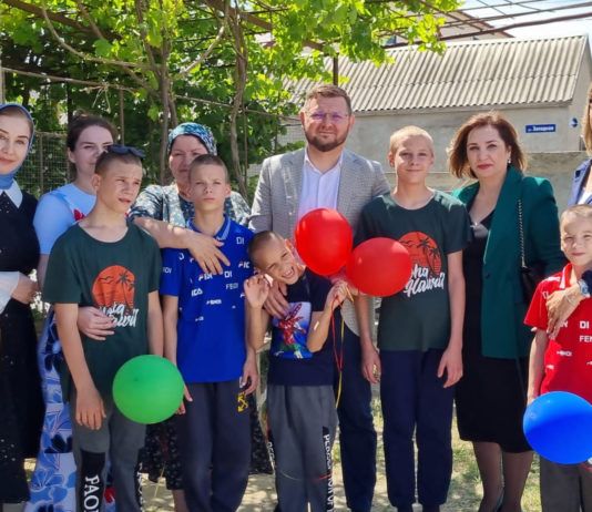 Салман Дадаев подарил многодетной семье микроавтобус