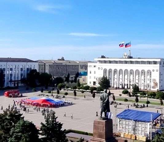 Огромный триколор развернули на главной площади Махачкалы в День России