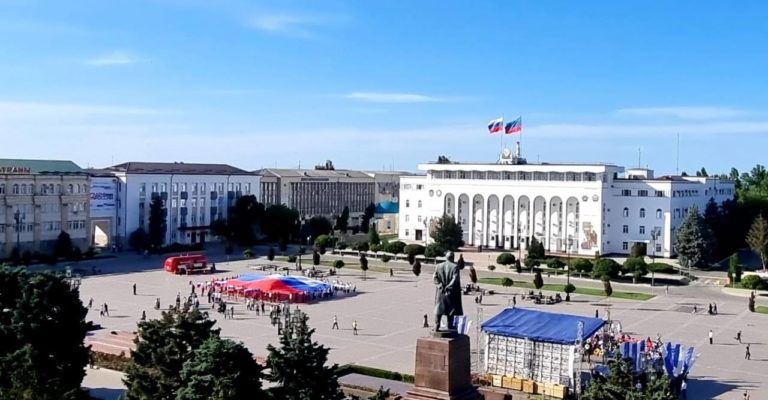 Огромный триколор развернули на главной площади Махачкалы в День России