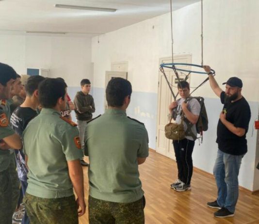 В Дагестане трудных подростков научат прыгать с парашютом