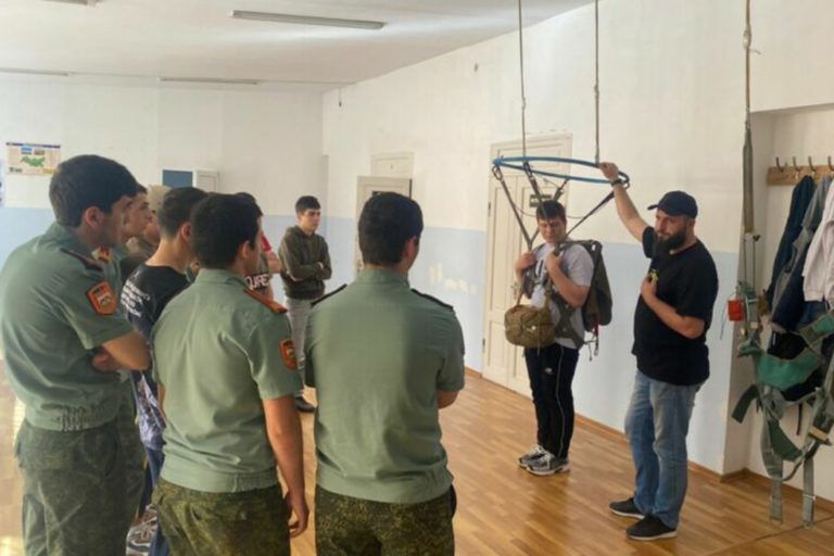 В Дагестане трудных подростков научат прыгать с парашютом