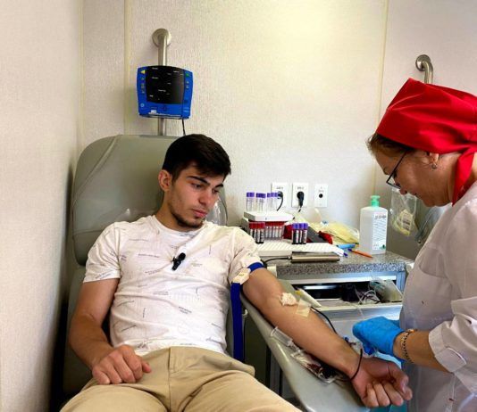 На главной площади Махачкалы проходит донорская акция