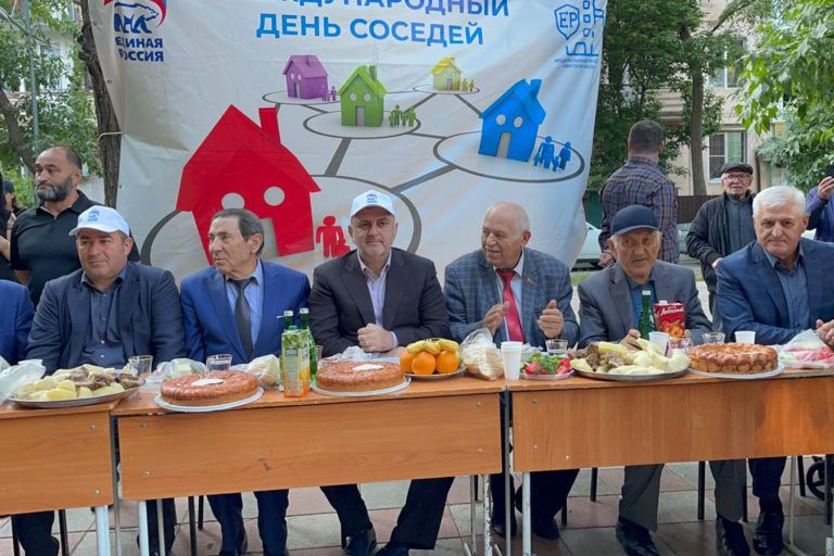 Депутаты горсобрания отметили День соседей
