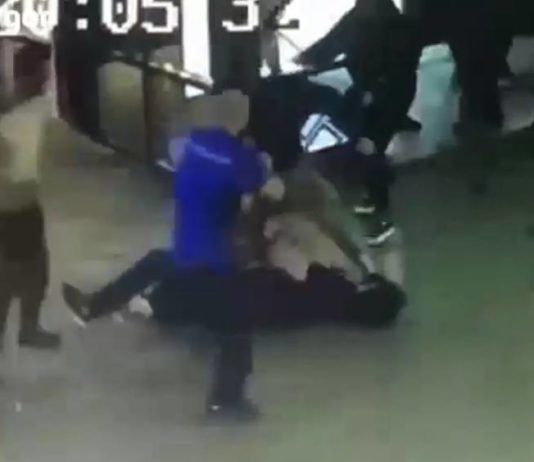 Молодого человека избили в Махачкале за поцелуй в торговом центре