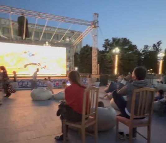 На главной площади Махачкалы ко Дню России каждый вечер показывают мультфильмы