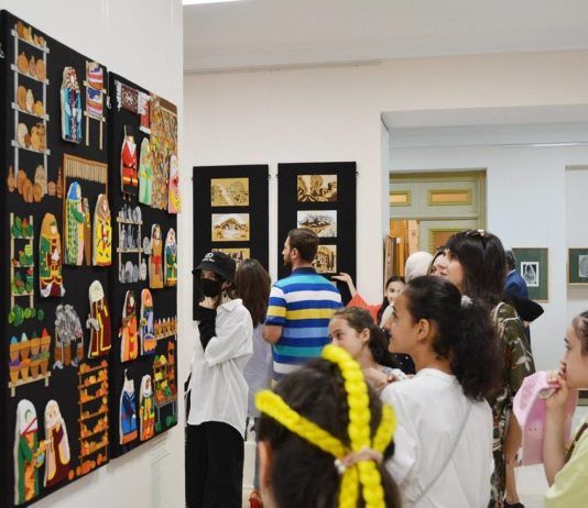 В Махачкале открылась выставка детской галереи «Я – птица твоего большого сада»