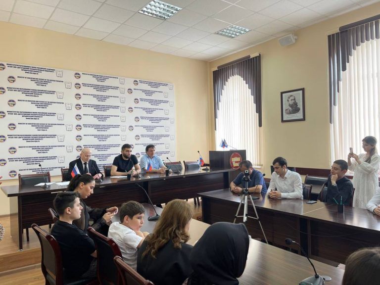 Футболист Гамид Агаларов провел в Махачкале встречу со студентами ДГУ