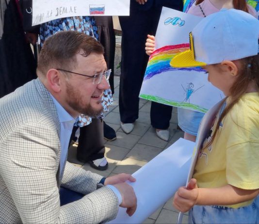 Салман Дадаев поздравил махачкалинцев с днем защиты детей