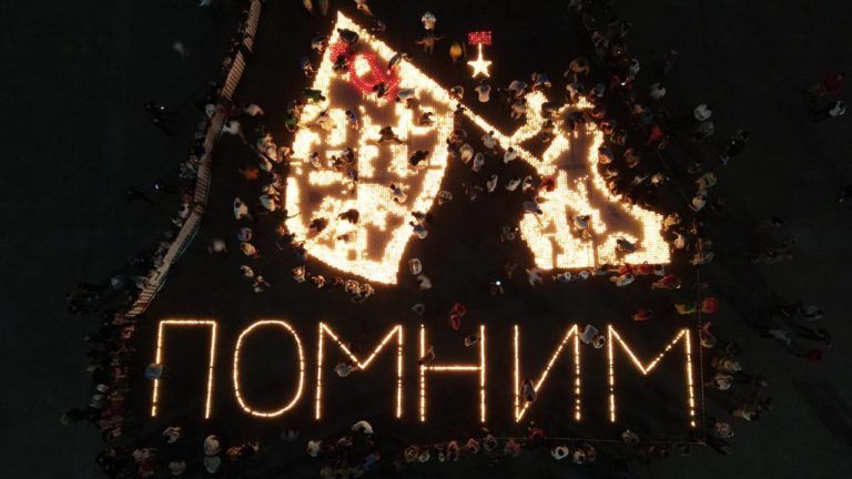 На главной площади Махачкалы зажгли 10 тысяч свечей