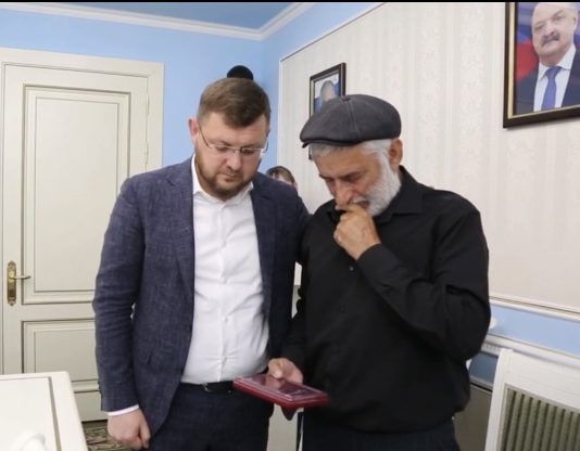 Салман Дадаев вручил Орден Мужества отцу погибшего на Украине махачкалинца