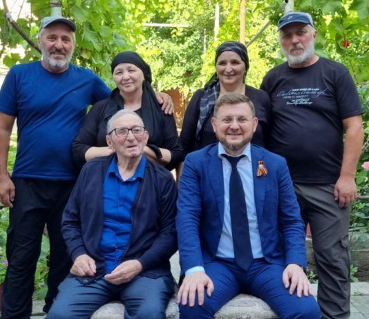 Мэр Махачкалы поздравил ветерана Алиханича Арабова с 99-м днем рождения