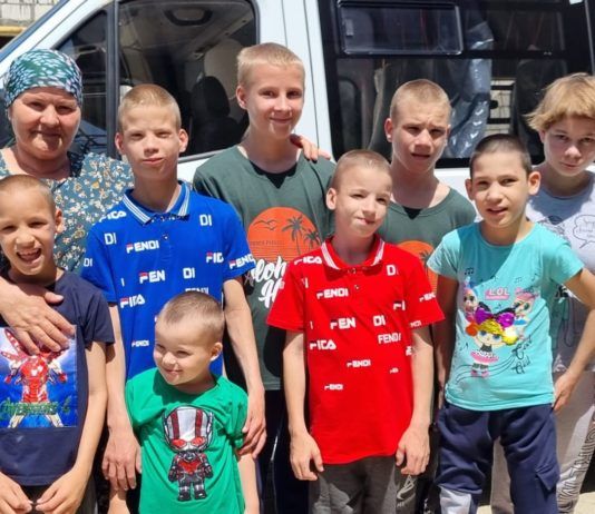 Мэр Махачкалы подарил многодетной семье Шахбулатовых микроавтобус