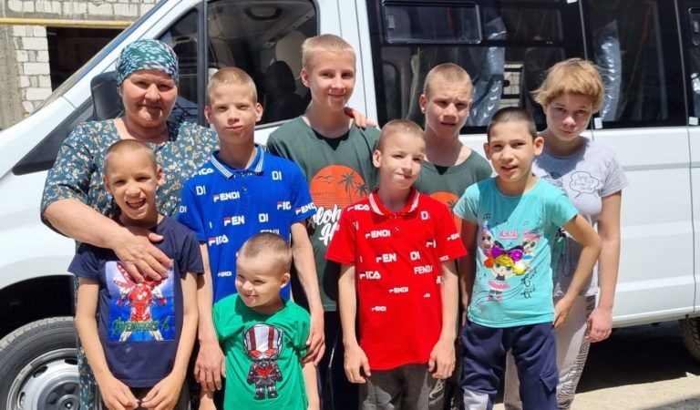 Мэр Махачкалы подарил многодетной семье Шахбулатовых микроавтобус