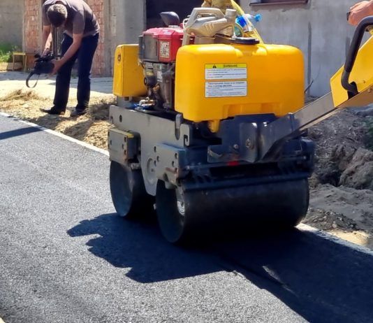 По ул. Карабудахкентской в махачкалинском поселке Семендер начали асфальтирование тротуаров
