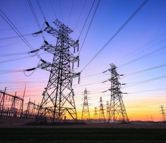 По городу продолжаются работы по восстановлению электричества