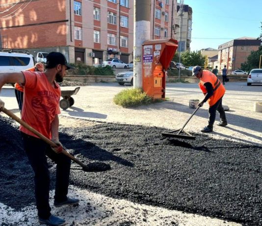 Устраняются локальные разрушения асфальта