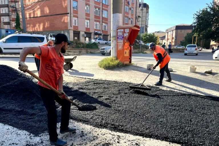 Устраняются локальные разрушения асфальта