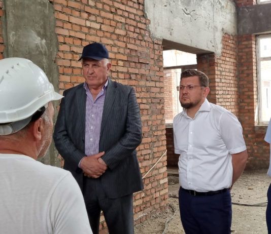 Председатель Правительства РД ознакомился со строительством пристройки к школе и детсада