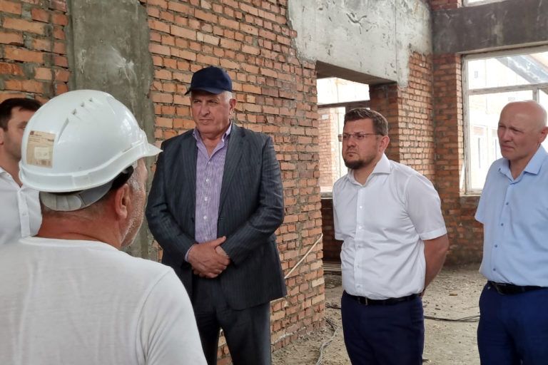 Председатель Правительства РД ознакомился со строительством пристройки к школе и детсада