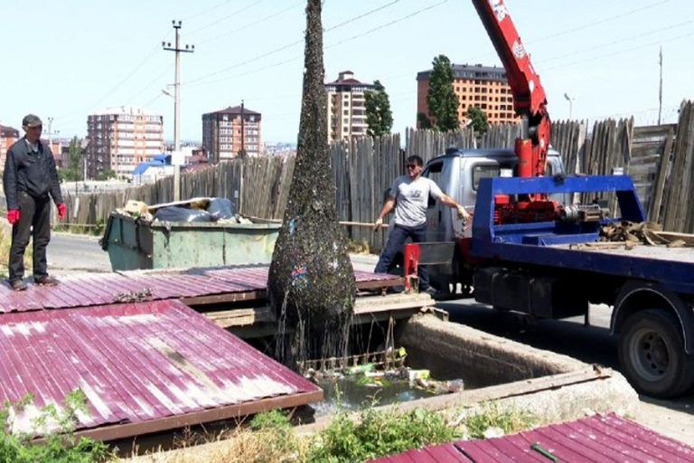 В Махачкале испытали очистку отстойника с помощью специальной сети