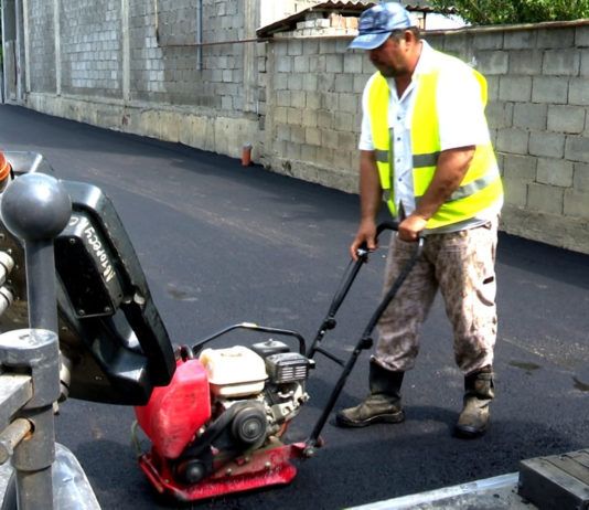 В Учхозе продолжается ремонт улицы Мостовой