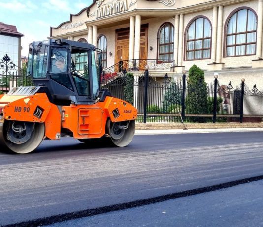 В мкр Редукторный проводится благоустройство скверов и улицы