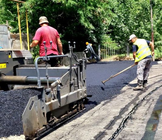 В столице асфальтируют проезд к парку им. Ленинского комсомола