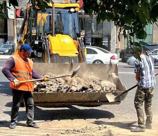 В Махачкале устраняют локальные разрушения асфальта