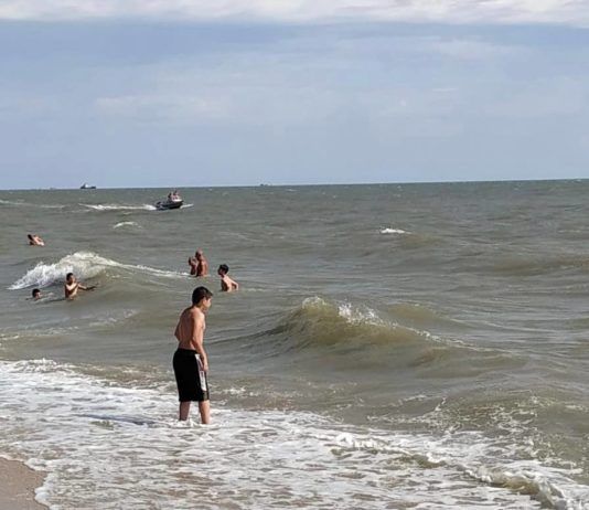В Махачкале спасли экстремалов, которых на сап-досках уносило в море