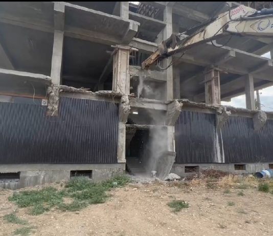 Незаконное многоэтажное строение демонтировали в Махачкале