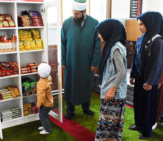 Имам придумал необычный способ, чтобы привлечь детей в мечети