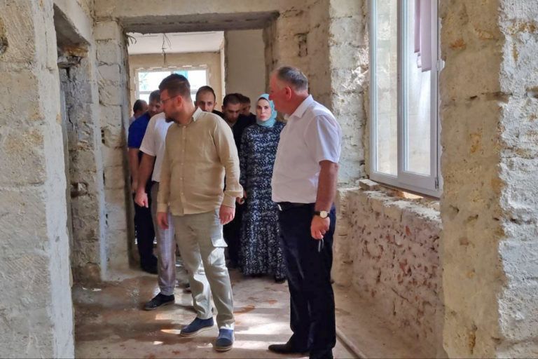 Мэр Махачкалы подверг жесткой критике темпы капремонта школ