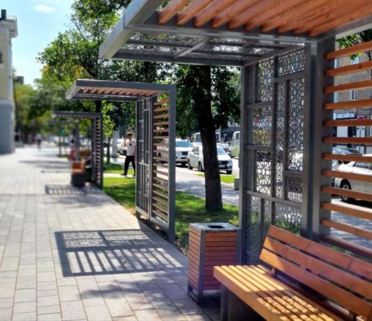 В центре Махачкалы продолжается установка малых архитектурных форм