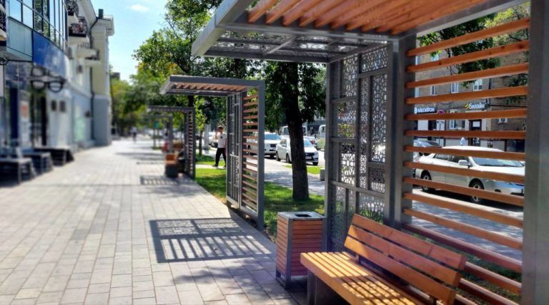 В центре Махачкалы продолжается установка малых архитектурных форм