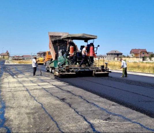 В Махачкале начали укладку основного слоя асфальта на улице 10-й Ветеранской