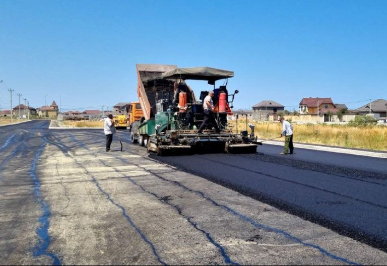 В Махачкале начали укладку основного слоя асфальта на улице 10-й Ветеранской
