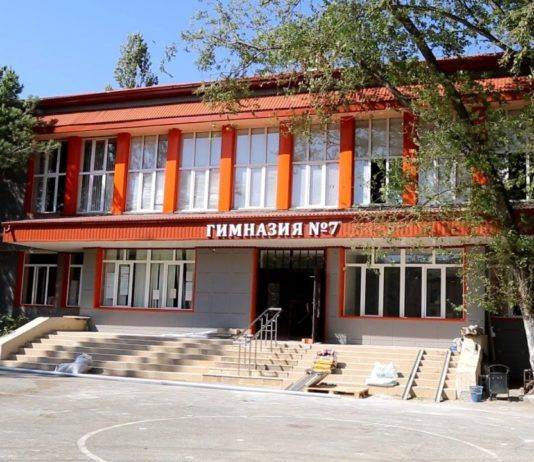 Глава Махачкалы вместе с родителями учащихся проверил качество ремонта в гимназии №7