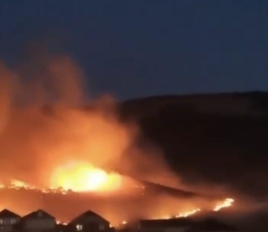 Сухая трава загорелась на склоне горы Тарки-Тау в Махачкале