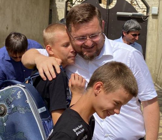 Мэр города призвал последовать примеру и собрать детей из малоимущих семей в школу